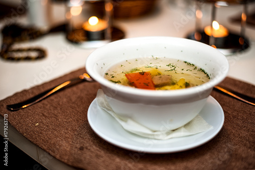 Plakat zupa mięsna z ziemniakami, rosołem, wołowiną lub cielęciną. Shurpa