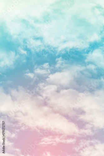 slonce-i-chmura-na-tle-w-pastelowym-kolorze
