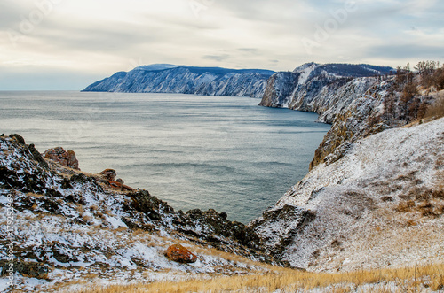wyjatkowy-widok-na-jezioro-bajkal-w-pochmurny-i-zimny-dzien