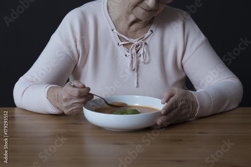 Fotomural Elderly person with appetite disorders