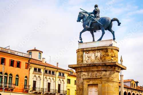 Fotomural Equestrian statue of Gattamelata in Padua Donatello - Italy