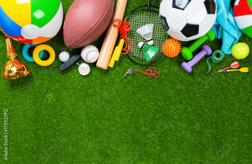 Plakaty Sporty z Piłkami  rozne-narzedzia-sportowe-na-trawie