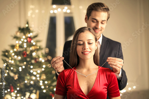 Fotografía Handsome guy gifting a beautiful necklace to her girlfriend