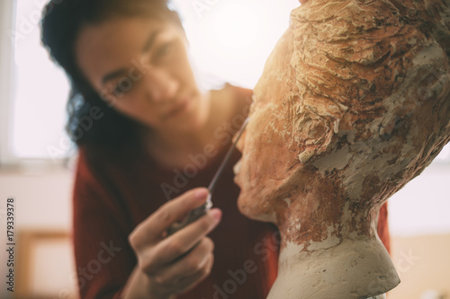 Cuadros en Lienzo Artist is working in an atelier. Art and Sculpture.