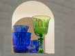Copa de cristal tallado, color verde con vasos de cristal azules