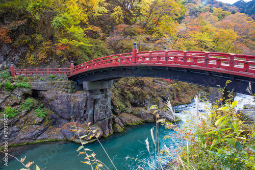 shinkyo-bridge-most-w-nikko-w-japonii