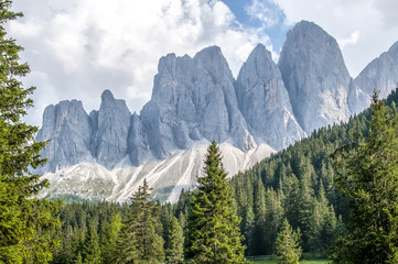 vista e paesaggio montano delle dolomiti
