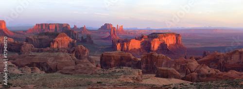 Fototapeta na szkło Wschód słońca w polowanie Mesa navajo majestat plemiennych miejsce w pobliżu Monument Valley, Arizona, USA
