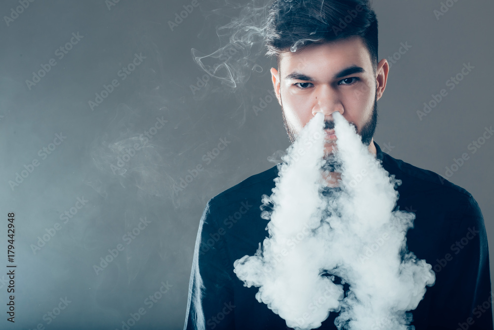 elfbar elfa kaufen Men with beard in sunglasses vaping and releases a cloud of vapor in nose  Stock Photo