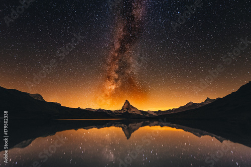Pinturas sobre lienzo  Milky way at lake Stellisee Matterhorn  , Zermatt , Switzerland.