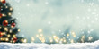 weihnachtsbaum mit unscharfen lichtern und kugeln im schnee, weihnachten konzept hintergrund