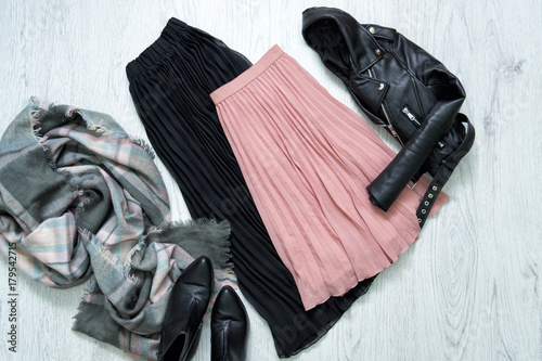 Plakat Czarno-różowa spódnica, kurtka, szalik i buty. Modna koncepcja