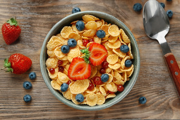 Canvas Print - Dish with cornflakes and berries on table