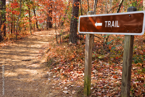 Fotomural Footpath with Trail Sign in the Blue Ridge Mountains