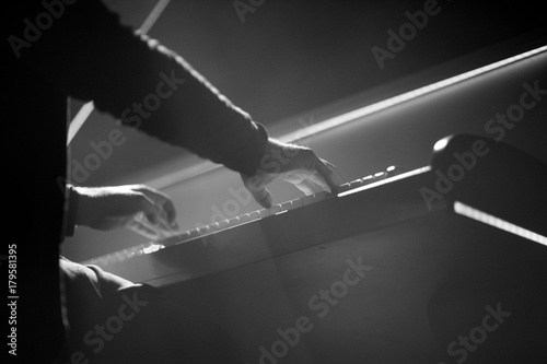 Cuadros en Lienzo The pianist performs a musical work on the piano on stage