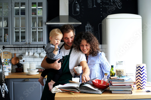 Plakat Młoda rodzina przygotowuje obiad w kuchni