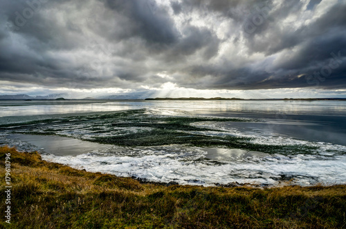 Zdjęcie XXL Zima krajobraz marznący jezioro z lodowymi floes i chmurnym niebem w Ic