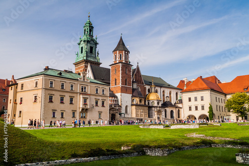 Plakat KRAKÓW, POLSKA - 3 września 2016: Turyści odwiedzają zamek na Wawelu w Krakowie, Polska