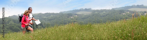 Fotografía Senior couple hiking in natural landscape - banner template web