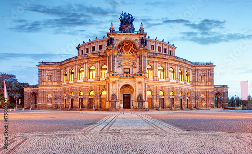 Obraz Dibond Budynek opery Semperoper w nocy w Dreźnie