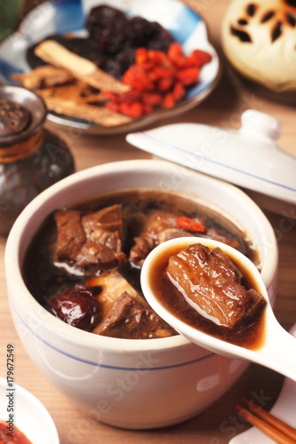 Zdjęcie XXL Kotlety wieprzowe w zupie chińskiej. popularny nocny targ