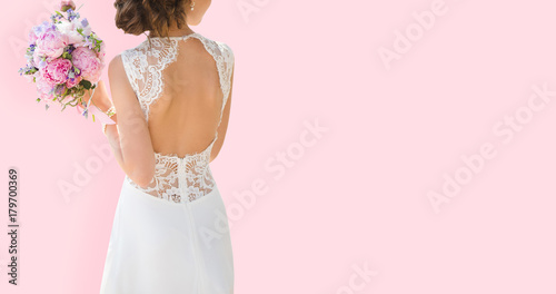 Fotografía Beautiful bride on a pink background