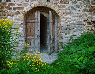  Деревянная дверь древней крепости в Ивангороде.

