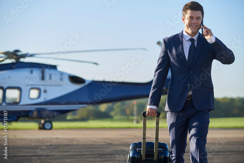 Fotodibond 3D Biznesmen spaceru od helikoptera podczas rozmowy na telefon komórkowy