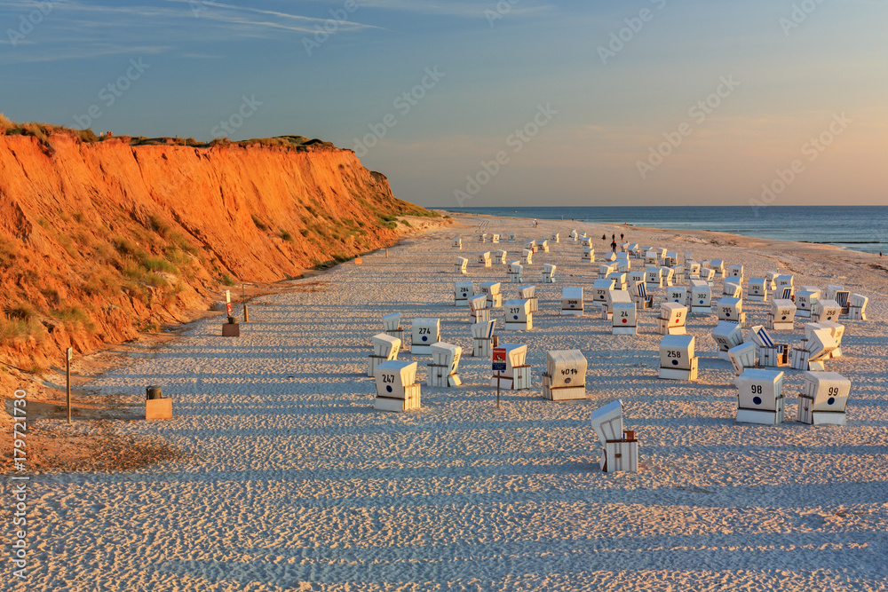 Strand mit Strandkörben am Roten Kliff bei Kampen auf Sylt an der Nordsee bei Sonnenuntergang - obrazy, fototapety, plakaty 
