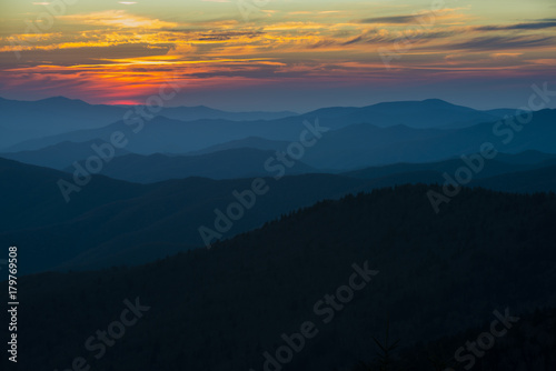 Zdjęcie XXL Spektakularny zachód słońca w Smoky Mountains z Blue Ridge hills warstwami do horyzontu z pomarańczowym czerwonym niebem