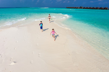 Canvas Print - Kids running at beach