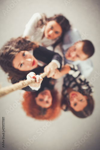 Fotografía Image of businesspeople ascending up the rope