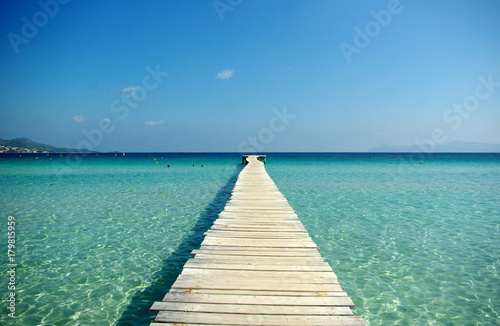 Fotografía boardwalk to the sea horizon