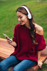 Poster - Portrait of a cute cheerful asian girl in headphones