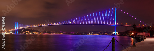 Fotomural Bosphorus Bridge at night in Istanbul