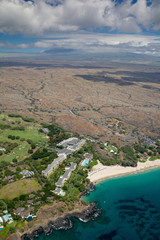 Poster - Luftaufnahme von Hapuna Beach an der Westküste von Big Island, Hawaii, USA, mit Blick auf den wolkenverhangenen Mauna Kea.