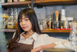© Vuttigrai - Girl barista bartender waiter in uniform at the bar in coffee shop  คนหรือสัตว์ที่โตเต็มวัยผู้ที่บรรลุนิติภาวะผู้หลักผู้ใหญ่พุฒลามกอนาจารสำหรับผู้ใหญ่โตเต็มที่โตเต็มวัยชุดกันเปื้อนผ้ากันเปื้อนทวีปเอเช