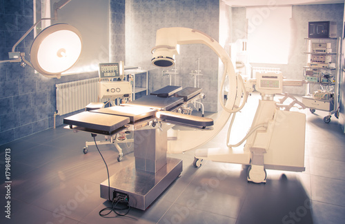 Plakat szpital operowany skanem rentgenowskim.