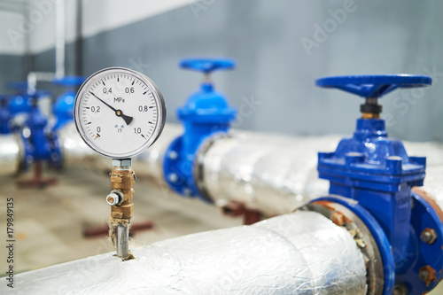 Fotografía manometer pipes and valve in water pump station