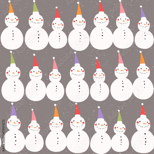Materiał do szycia Winter Urlaub Musterdesign. Schneemänner in farbigen Weihnachtsmützen auf braunem Hintergrund.