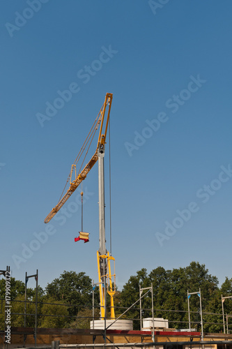 Hausbaustelle Ein Kleiner Baukran Unter Blauem Himmel Stock Photo Adobe Stock