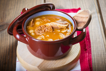 Wall Mural - Estofado de alubias blancas con carne de cerdo o fabada asturiana comida tradicional española