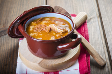 Wall Mural - Estofado de alubias blancas con carne de cerdo o fabada asturiana comida tradicional española