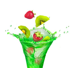 Poster - glass with green water with fruits: strawberries and kiwi