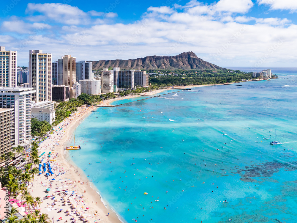 Waikiki Beach and Diamond Head Crater including the hotels and buildings in Waikiki, Honolulu, Oahu island, Hawaii. Waikiki Beach in the center of Honolulu has the largest number of visitors in Hawaii - obrazy, fototapety, plakaty 