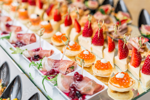 Fotomural Gourmet appetizers: caviar, venison, tuna and salmon.