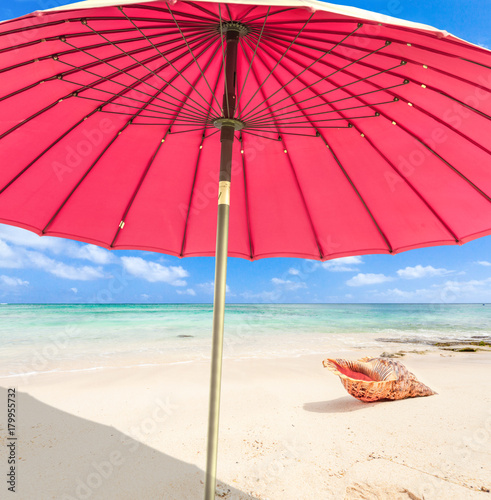 Parasol Rouge Sur Plage De Lîle Maurice Buy This Stock