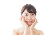 © maroke - スキンケアをする若い女性