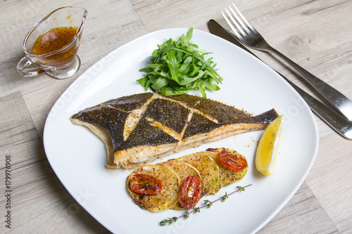 Fotomural Fried flounder with zucchini, tomatoes and arugula