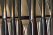 Nahaufnahme von in einer Reihe stehender Orgelpfeifen aus Bleiblech in einer Kirche